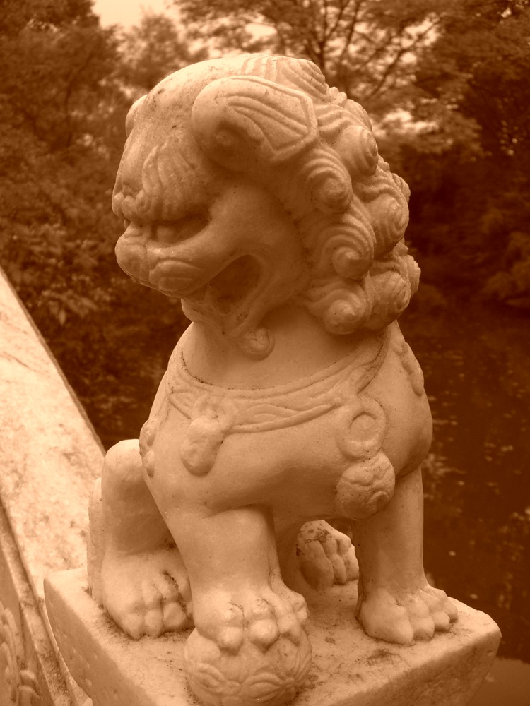 Löwe an der Brücke im Chinesischen Garten, Zoo Duisburg