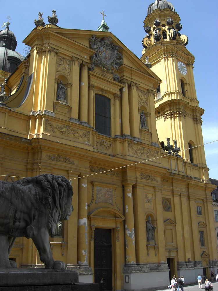 Löwe + Kirche