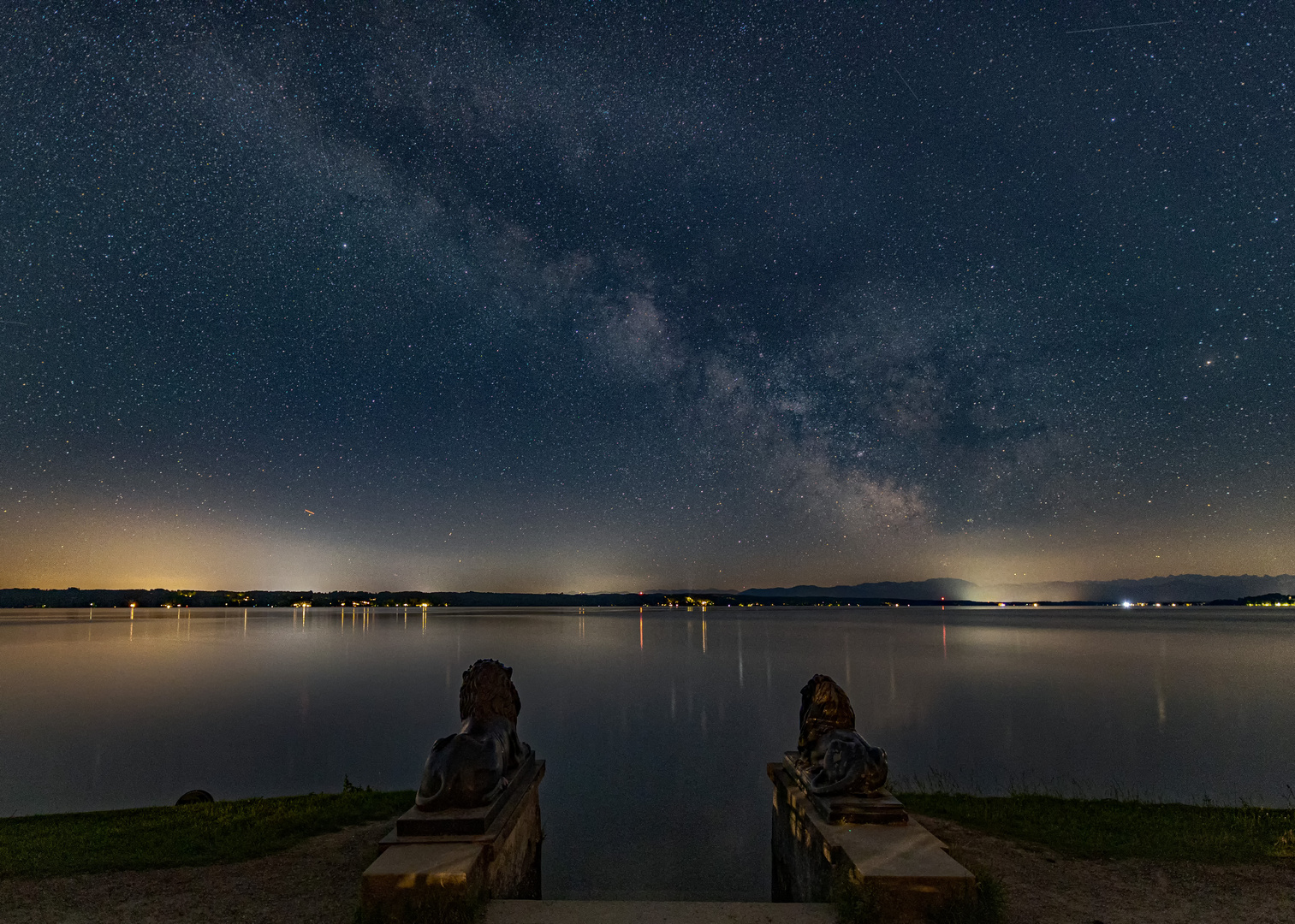 Löwen am Starnberger See mit Milchstraße