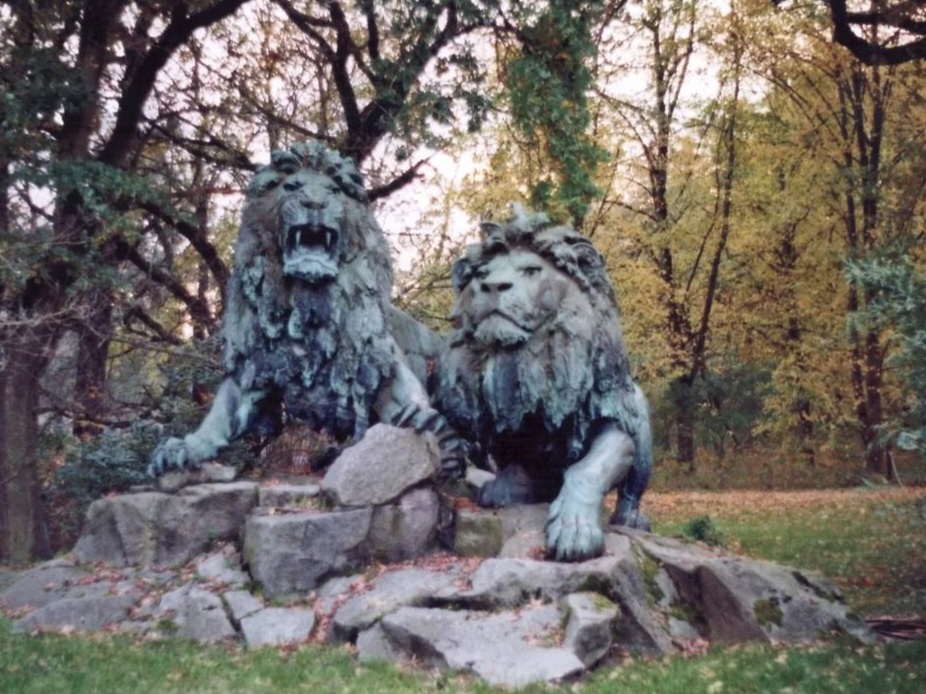 Löwen vor dem Alfred Brehm Haus 