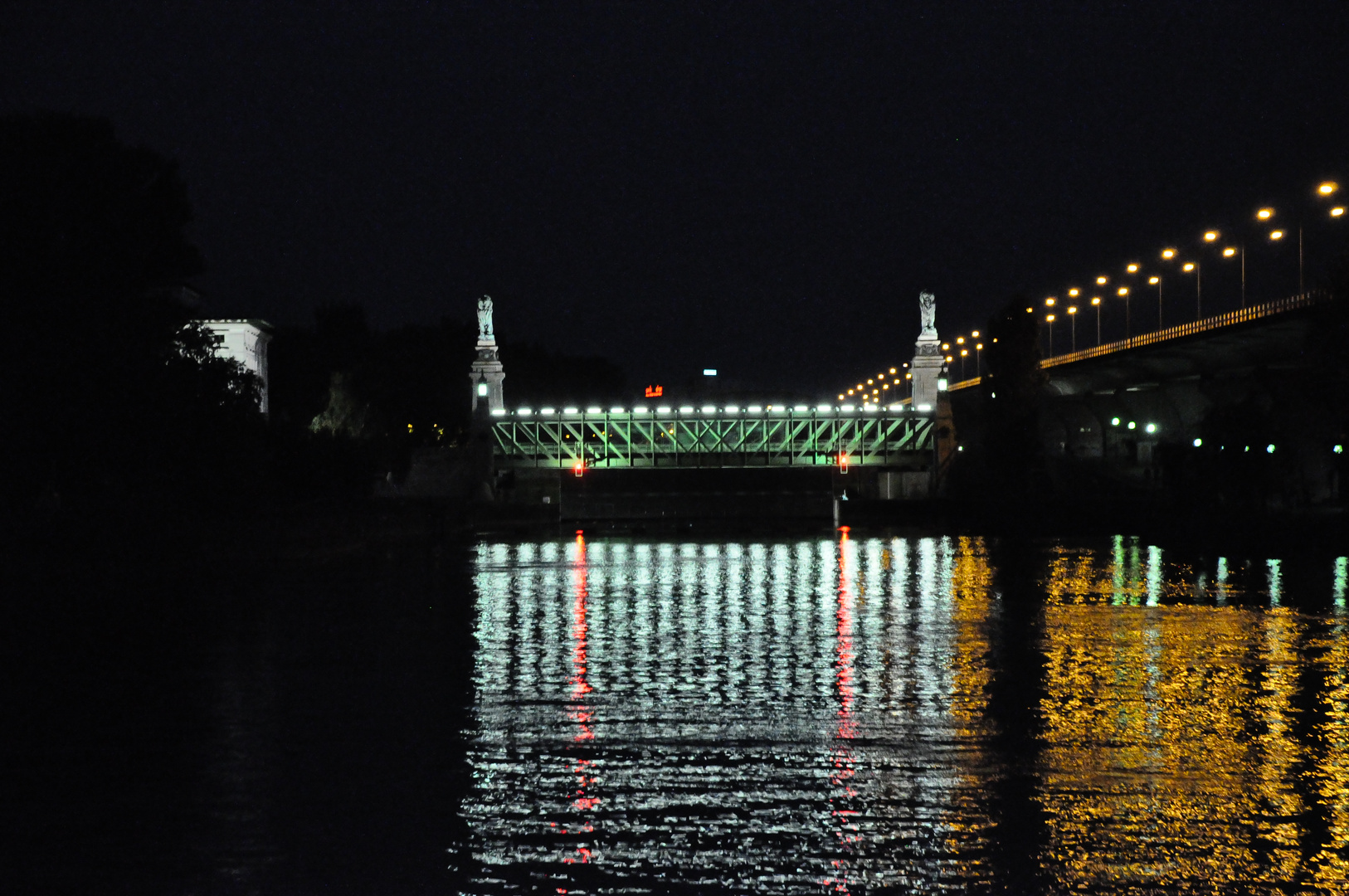 löwenbrücke bei nacht