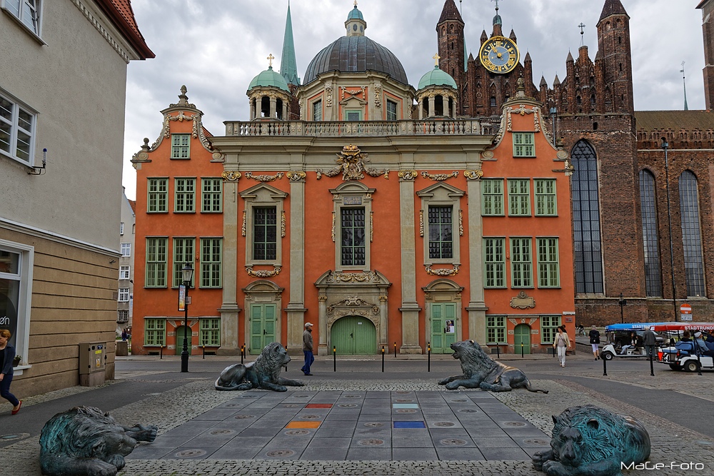 Löwenbrunnen und Königskapelle