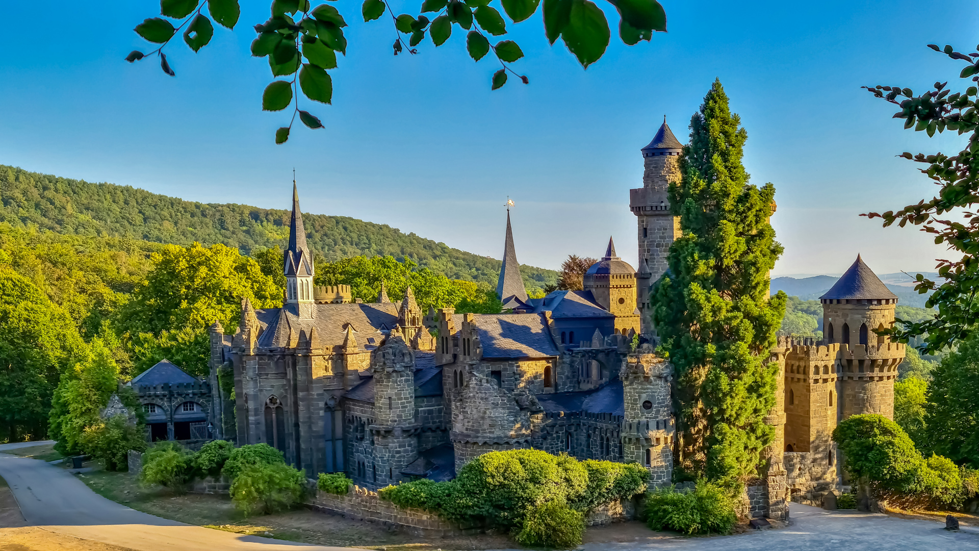 Löwenburg im Morgenlicht.