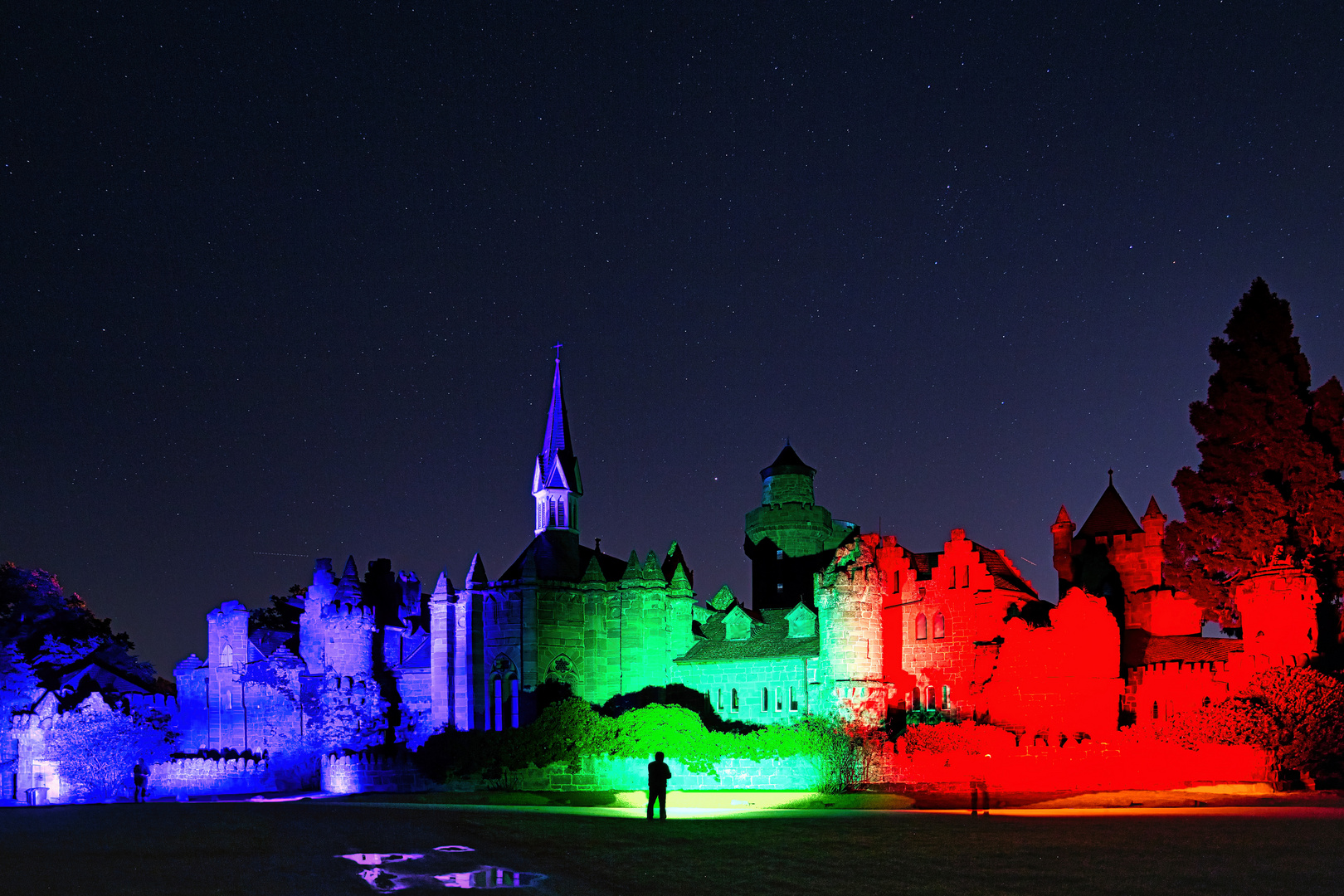 Löwenburg in bunter Illumination.