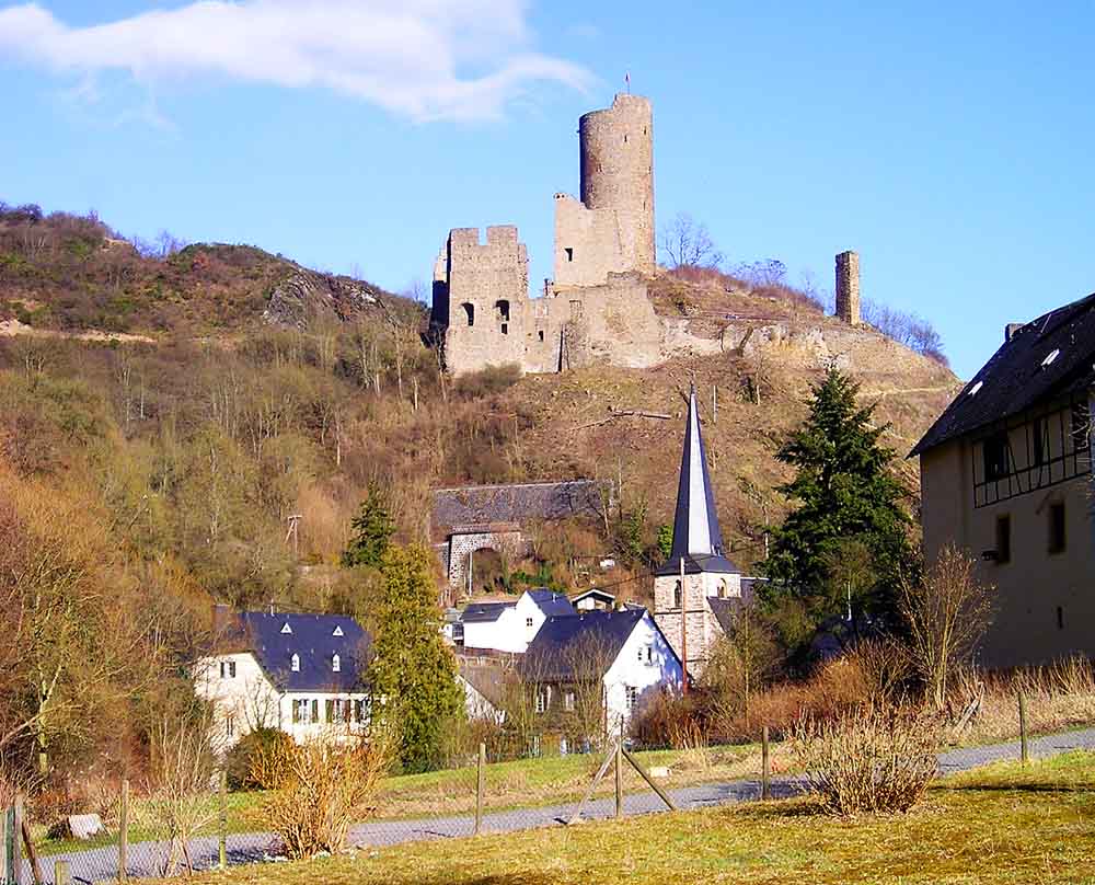 Löwenburg über Monreal