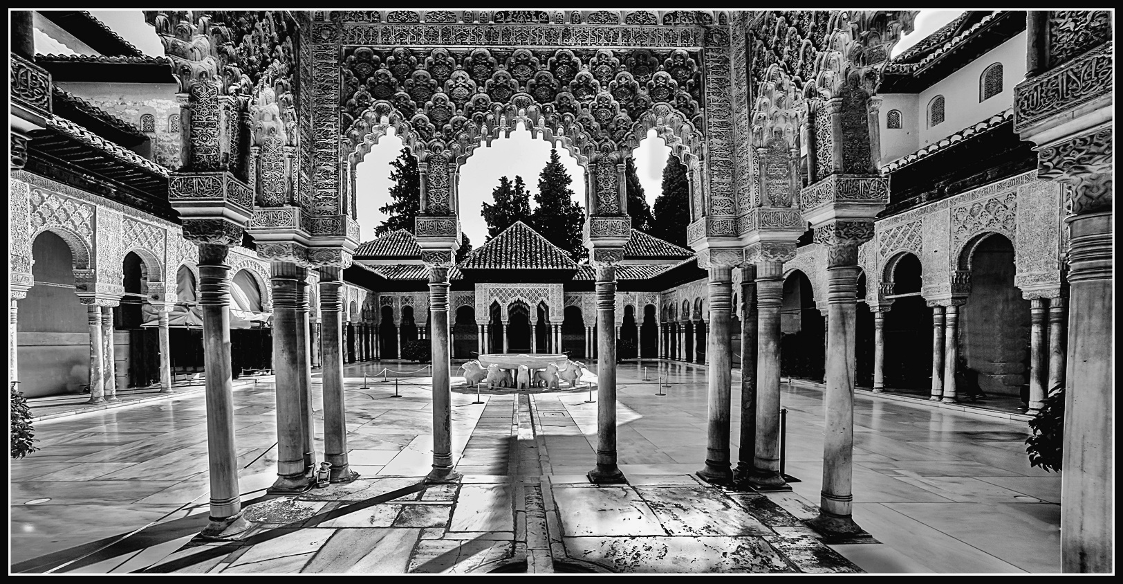 LÖWENHOF IN DER ALHAMBRA VON GRANADA