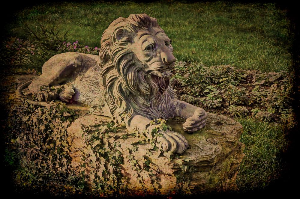 Löwenskulptur   - Wasserburg Satzvey