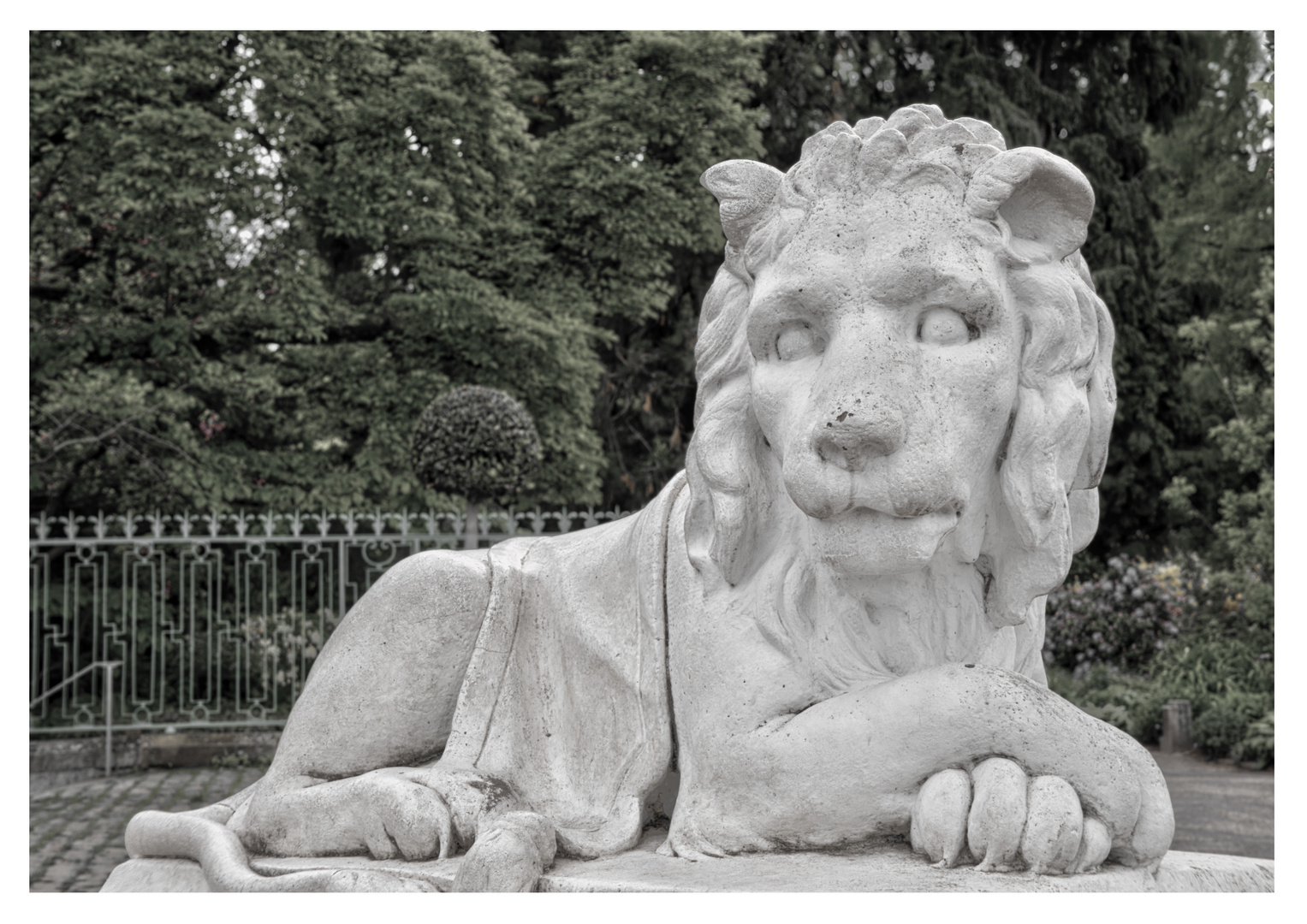 Löwenstatue im Benrather Schloß Park