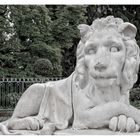 Löwenstatue im Benrather Schloß Park