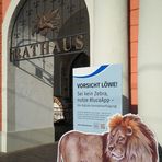 Löwenstelen werben in Rostock für die luca-App