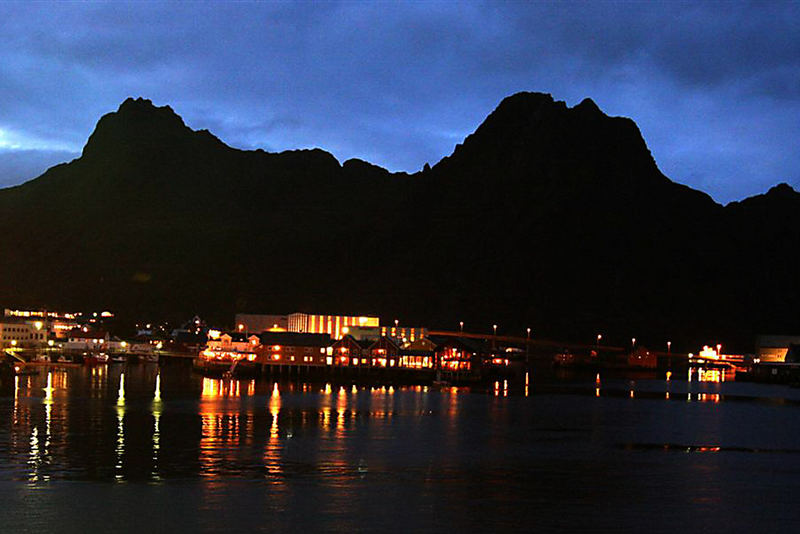 LOFOTEN BEI NACHT