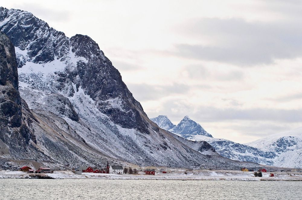 LOFOTEN - Dorfleben zwischen Meer und Berg