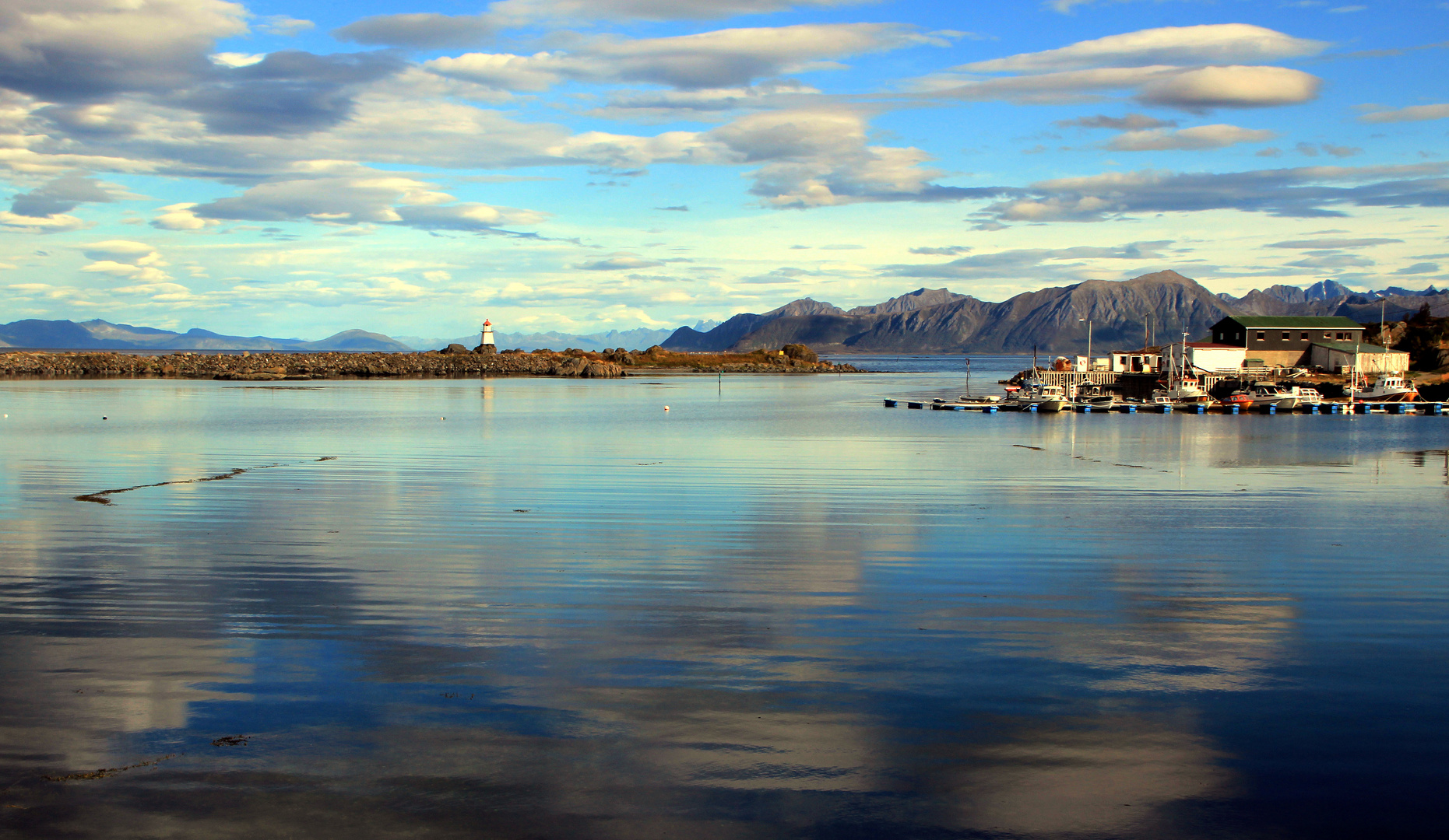 Lofoten - Hafen von Hov / Norwegen