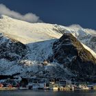 LOFOTEN - Hafenidylle am Berg