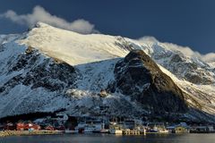 LOFOTEN - Hafenidylle am Berg