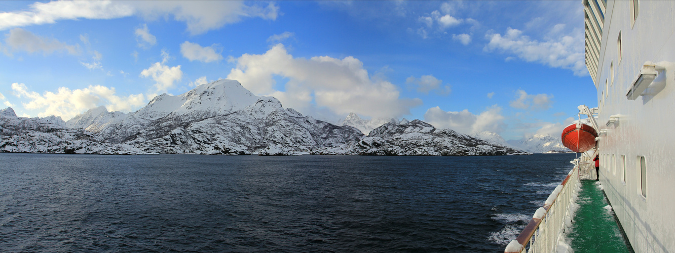 Lofoten im März 2013, vom Deck der Kong Harald