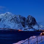 Lofoten im Winter – Dämmerungsphase beim Leuchtturm