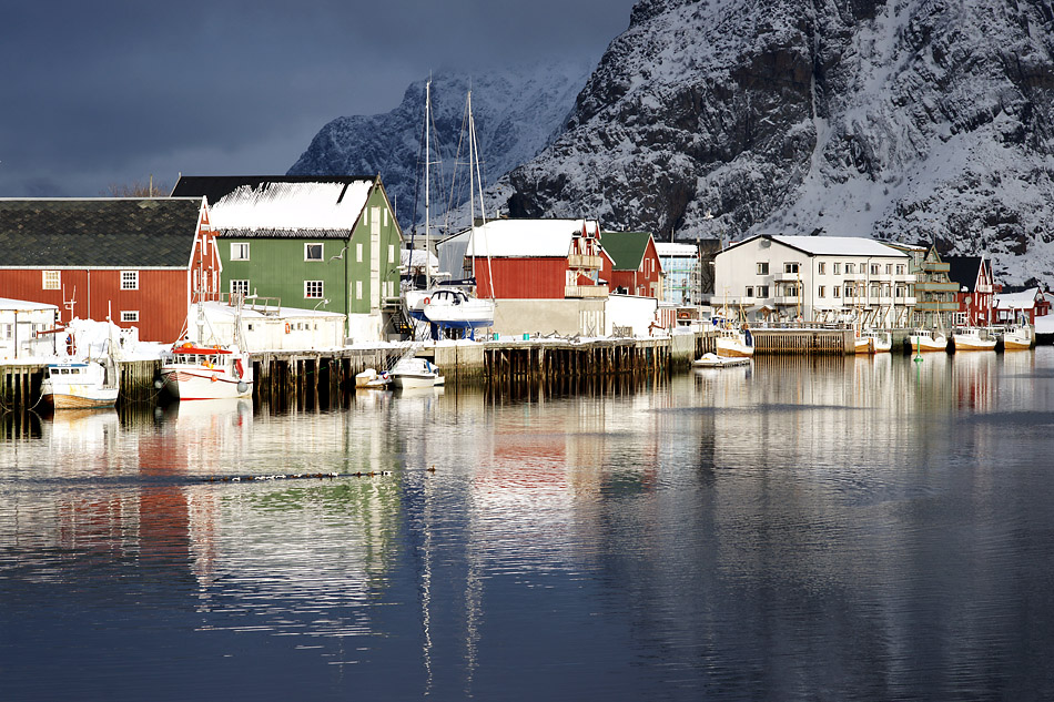 Lofoten im Winter – Kurzer Sonnenspot über dem Fischerdorf