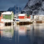 Lofoten im Winter – Kurzer Sonnenspot über dem Fischerdorf