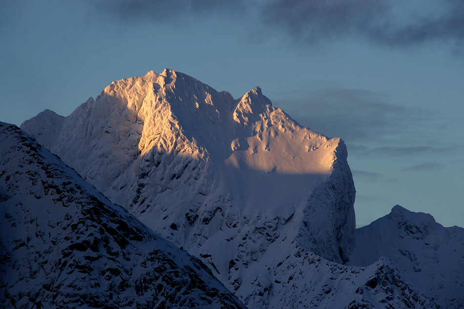 Lofoten im Winter – Letzte Sonnenstrahlen schmeicheln dem Gebirge