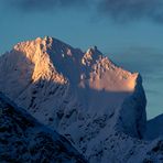 Lofoten im Winter – Letzte Sonnenstrahlen schmeicheln dem Gebirge