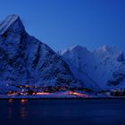 Lofoten im Winter – Über dem kleinen Dorf kehrt die Nachtruhe ein
