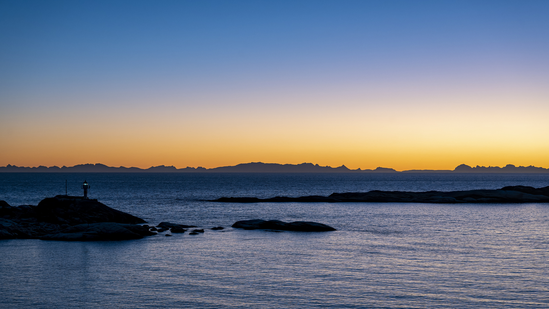 Lofoten: Kurz vor dem Sonnenaufgang.