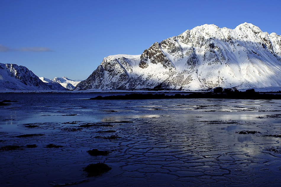 Lofoten (Norwegen) im Winter – Fjordlandschaft