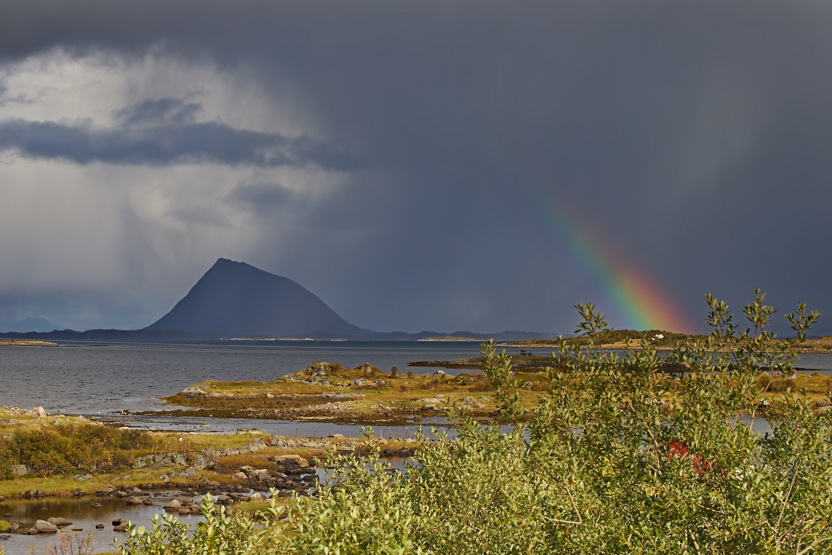 Lofoten - Regen + Sonne = Regenbogen