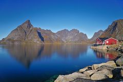 Lofoten - Reinefjorden mit Sakrisøy