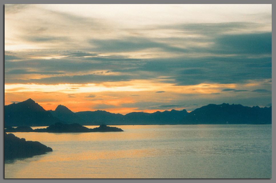 Lofoten: Sonnenaufgang über dem Festland