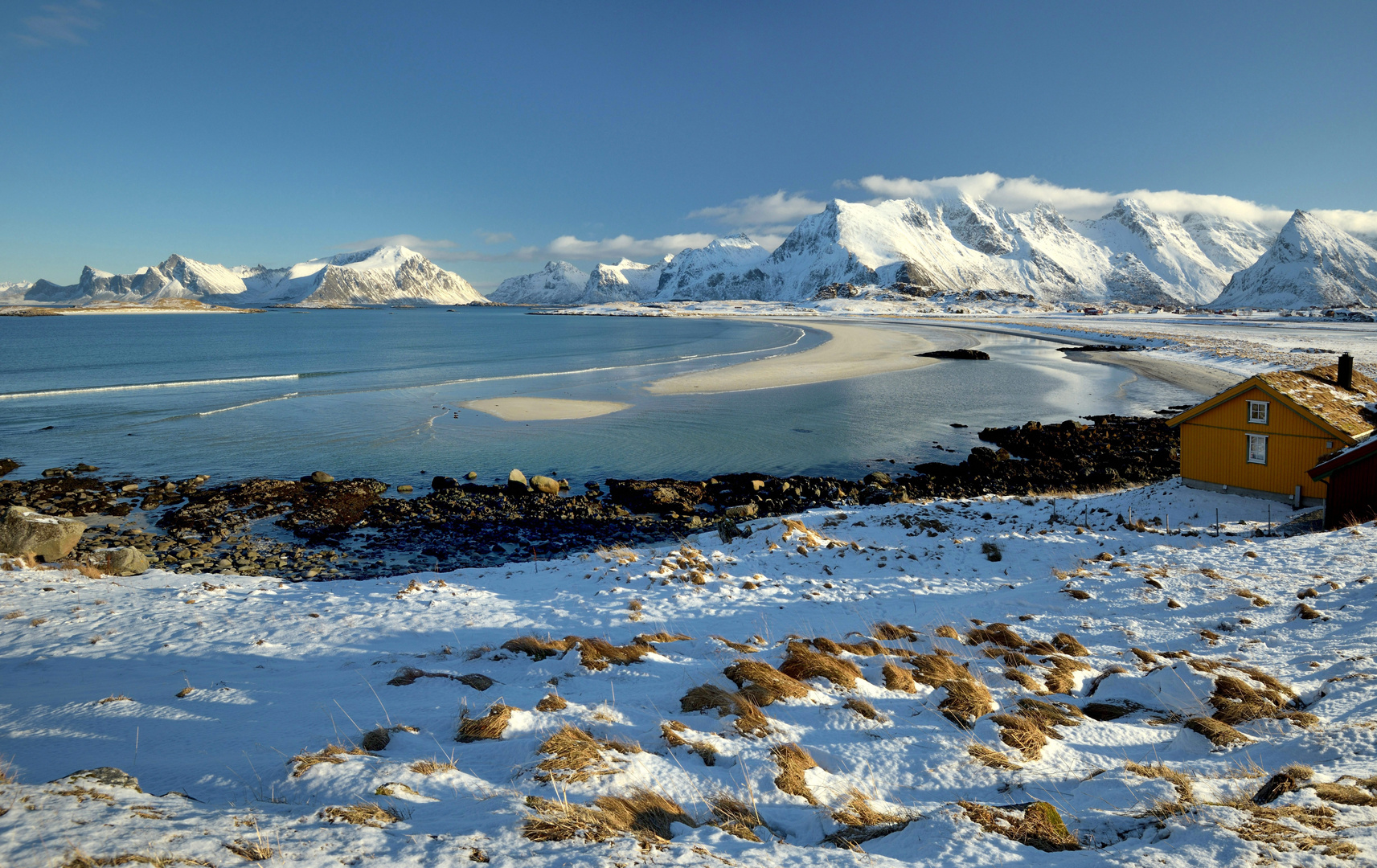 LOFOTEN - Südseestrand mit Schnee