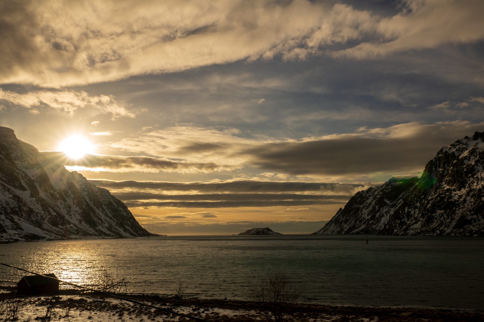 Lofotenfjord im Sonnenschein
