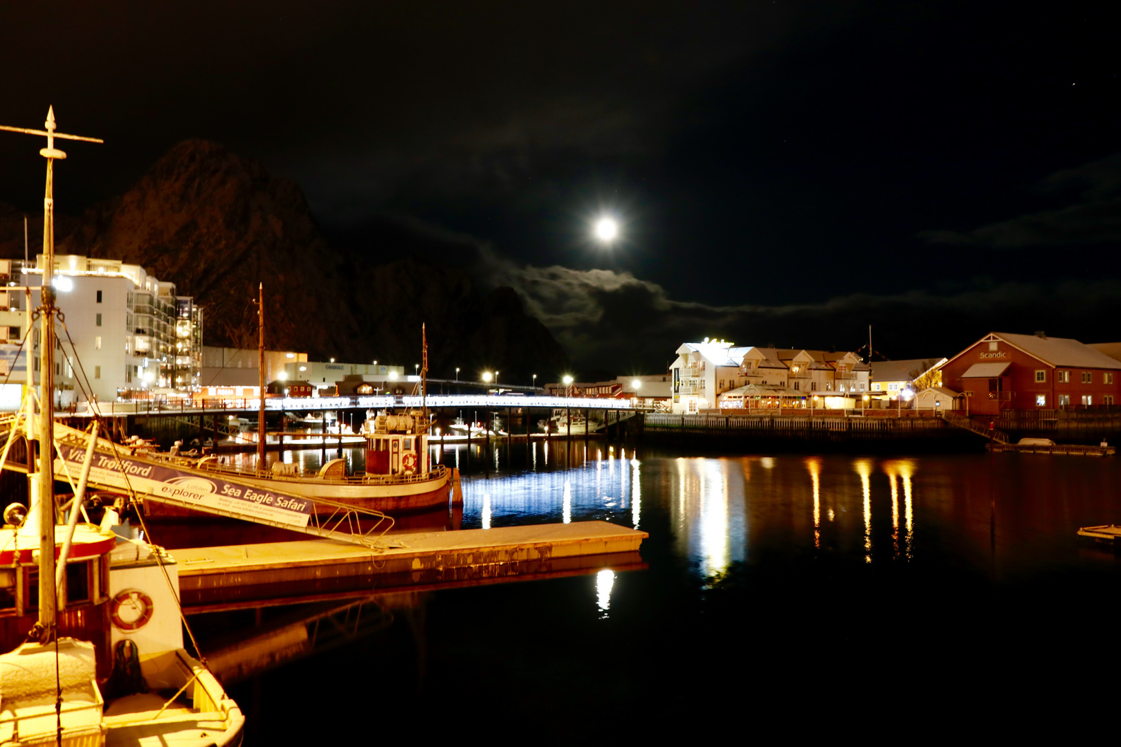 Lofotenhafen im Mondlicht