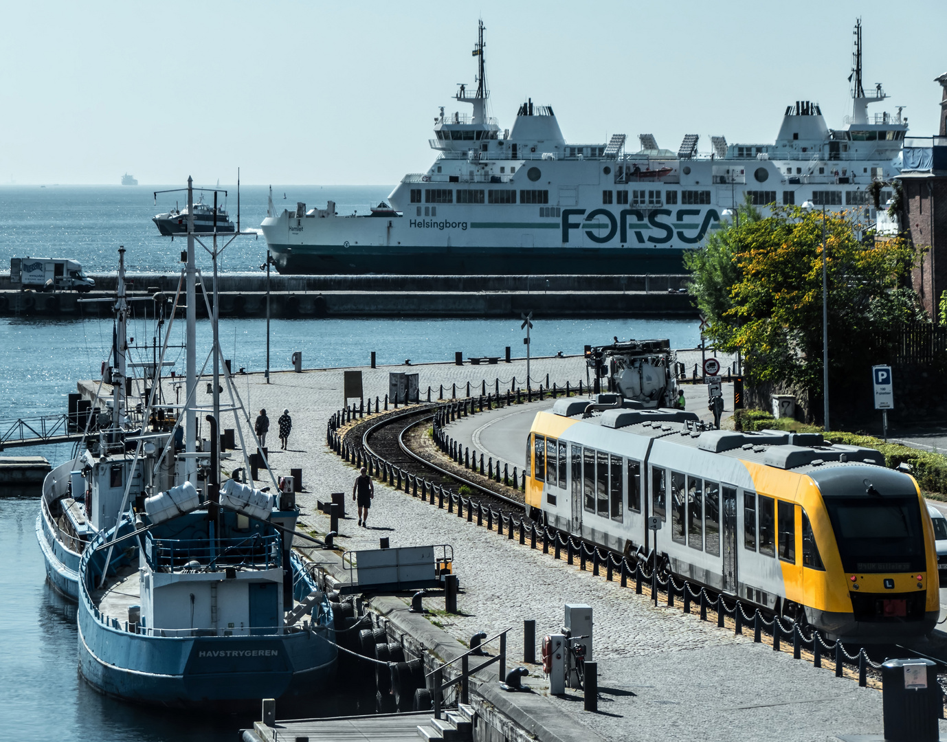 Logistik Center in einer kleinen Stadt am Meer