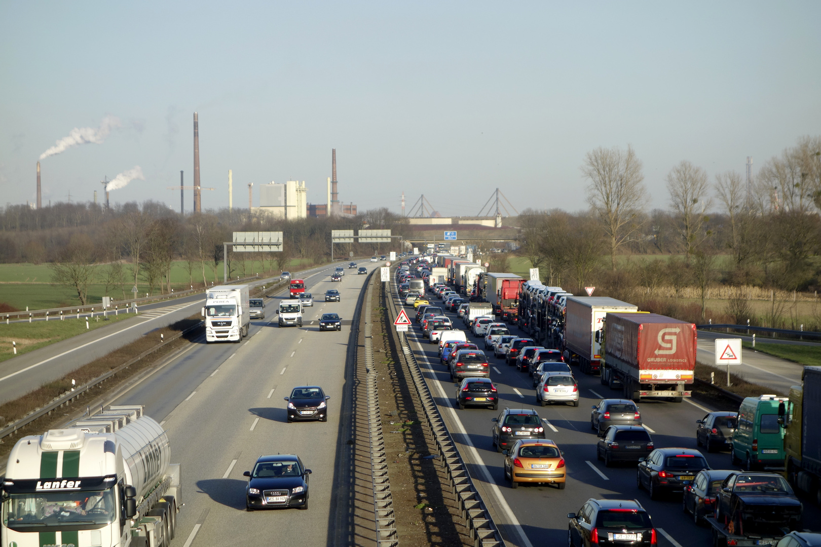 Logistikkette auf der A40 zwischen Moers und Duisburg-Homberg