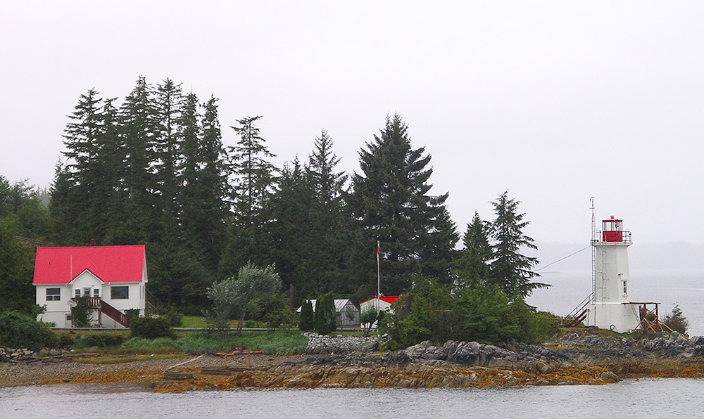 Loichtturm in der Wildnis der Inside Passage