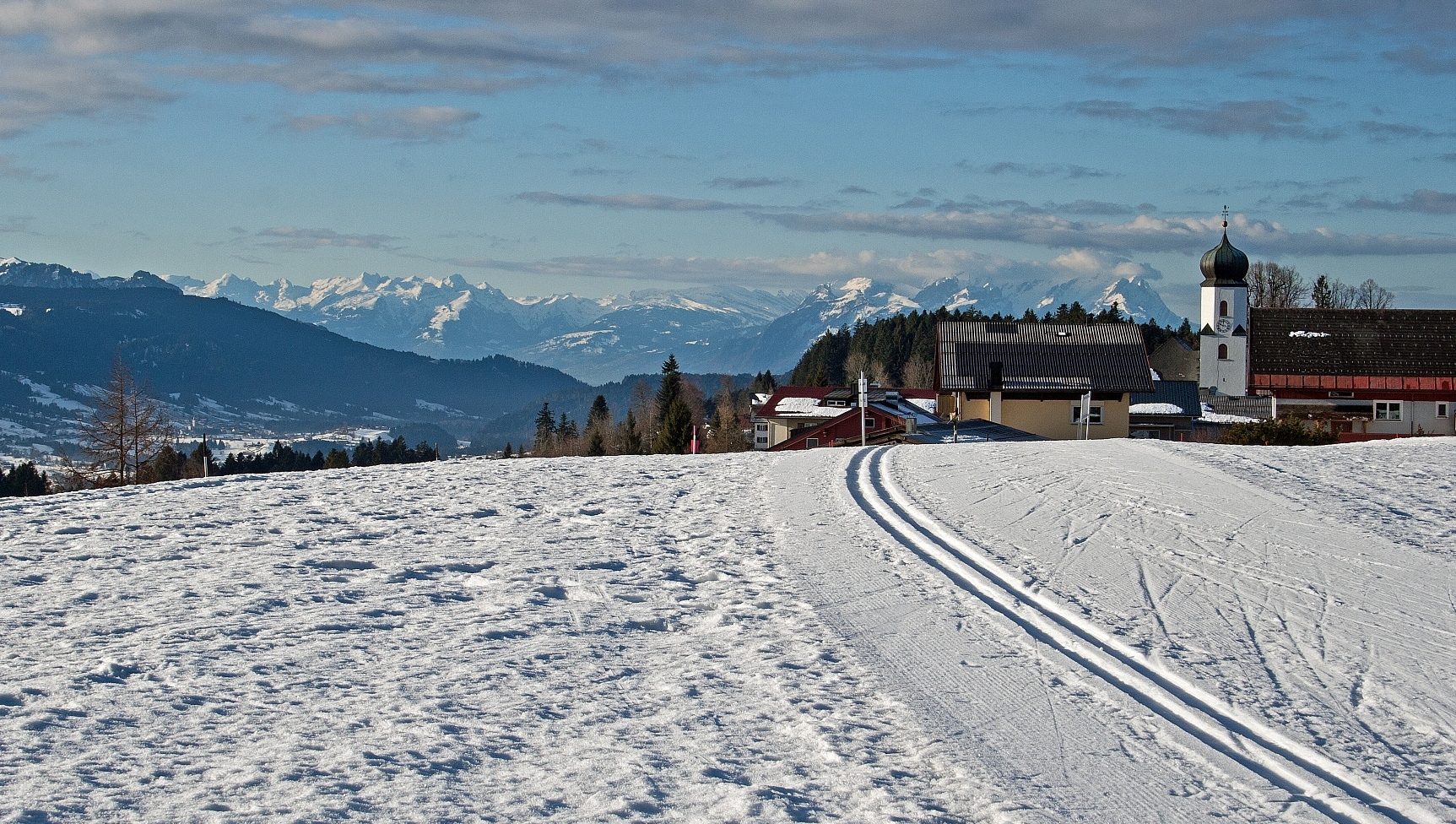 Loipenvergnügen in Sulzberg vor der Kulisse der Schweizer Alpen