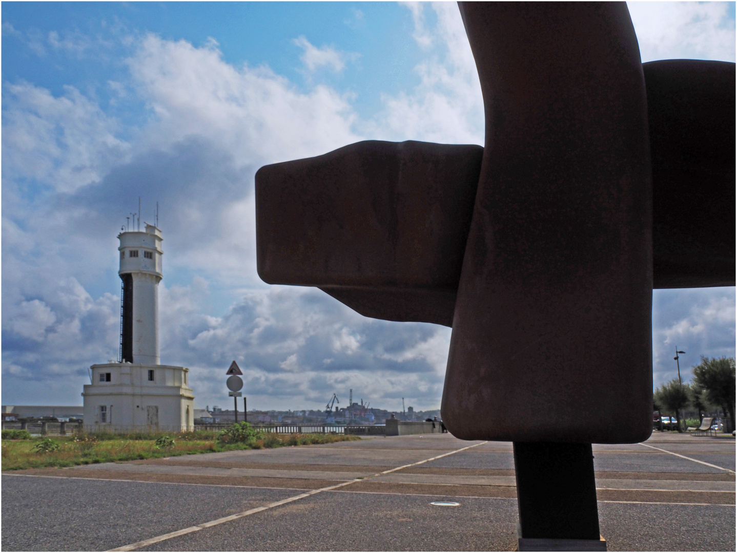 L’Oiseau d’Acier du sculpteur Zigor et le Phare-Sémaphore de La Barre  