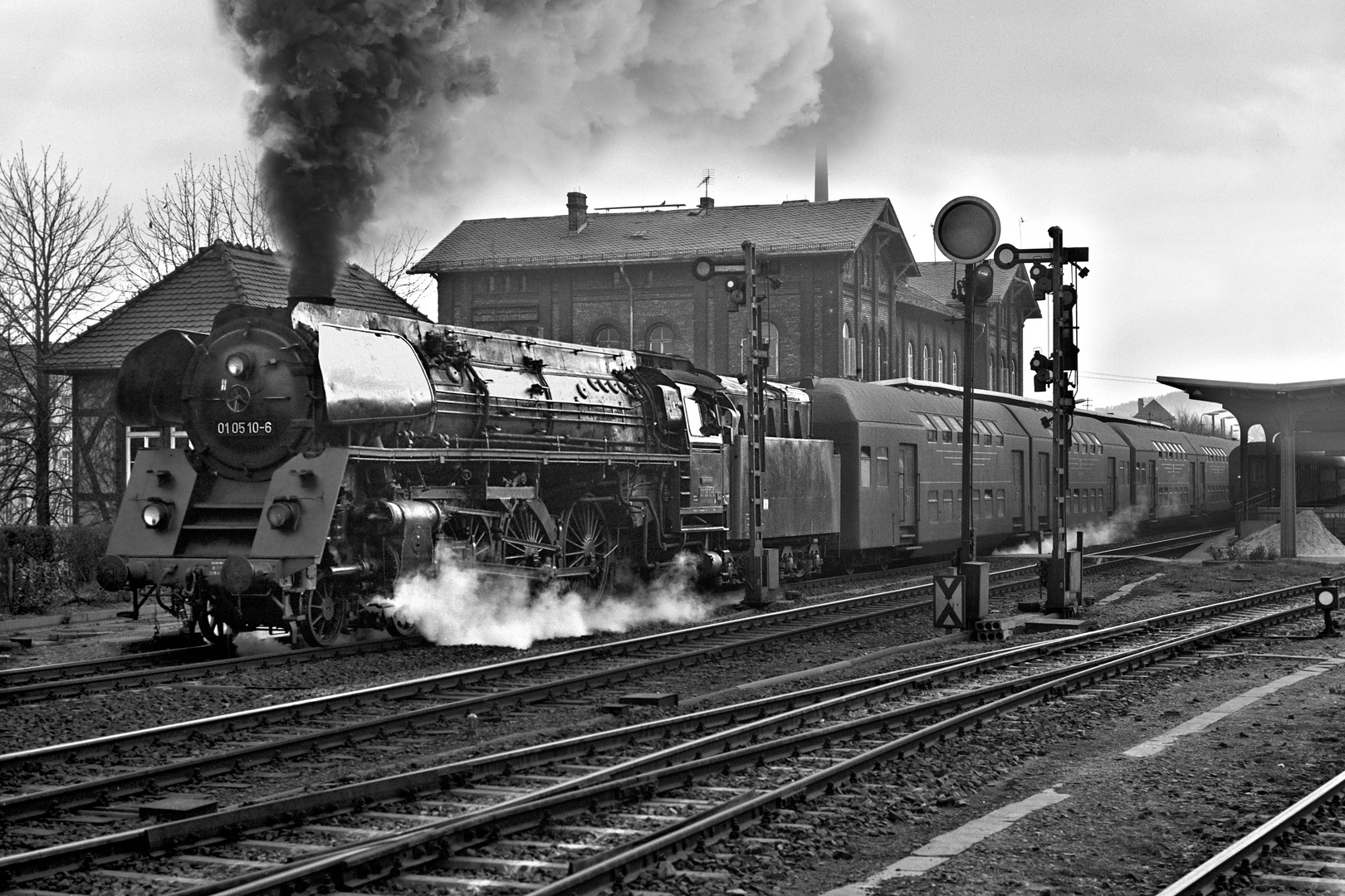 Lok 010510 mit Personenzug 1978