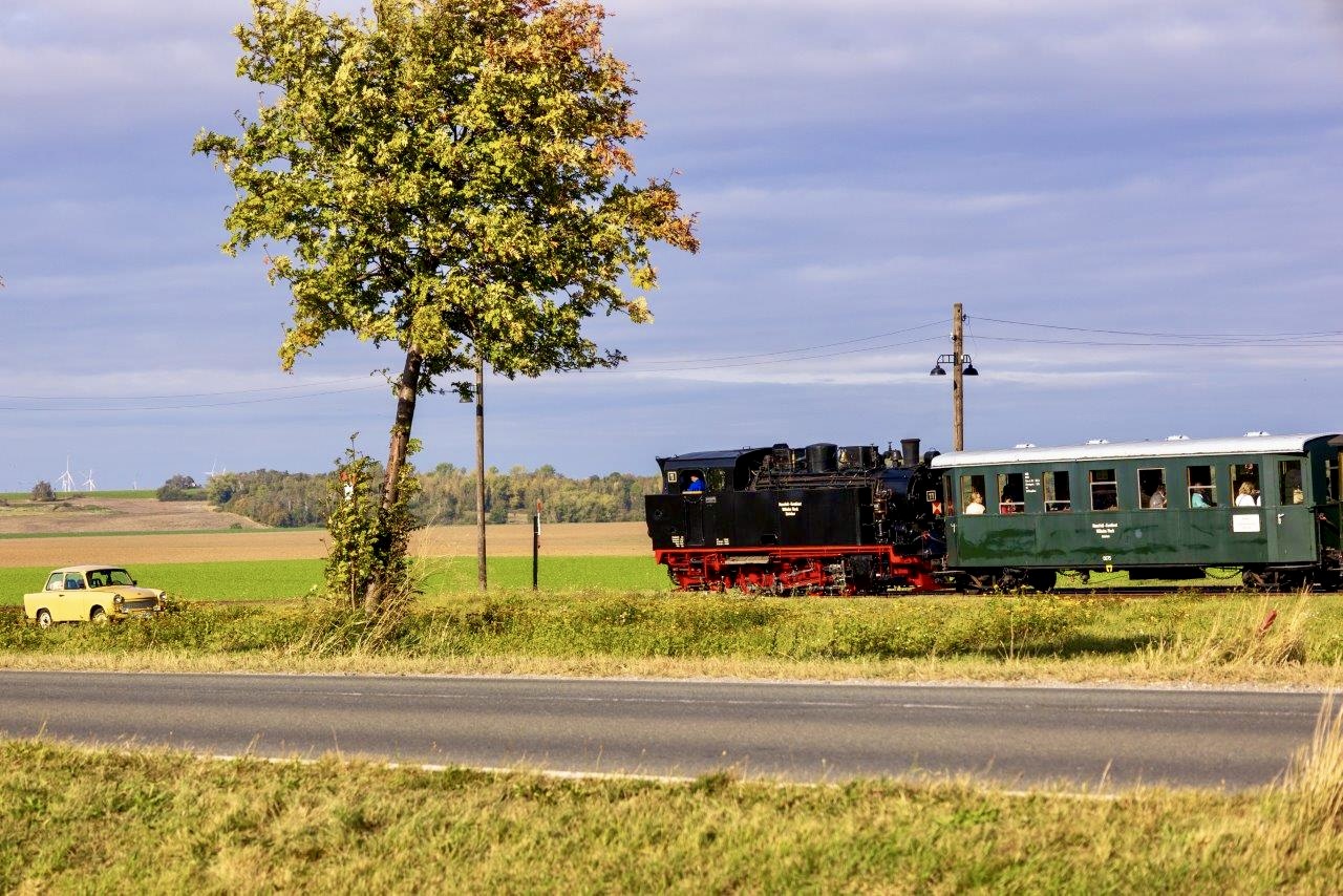 Lok 11 der Mansfelder Bergwerksbahn mit Personenzug nach Hettstedt.