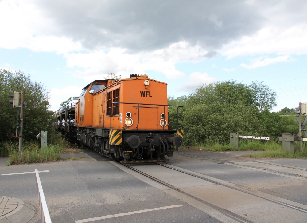 Lok 12 der WFL schleppt Neuwagen in Richtung Kunden