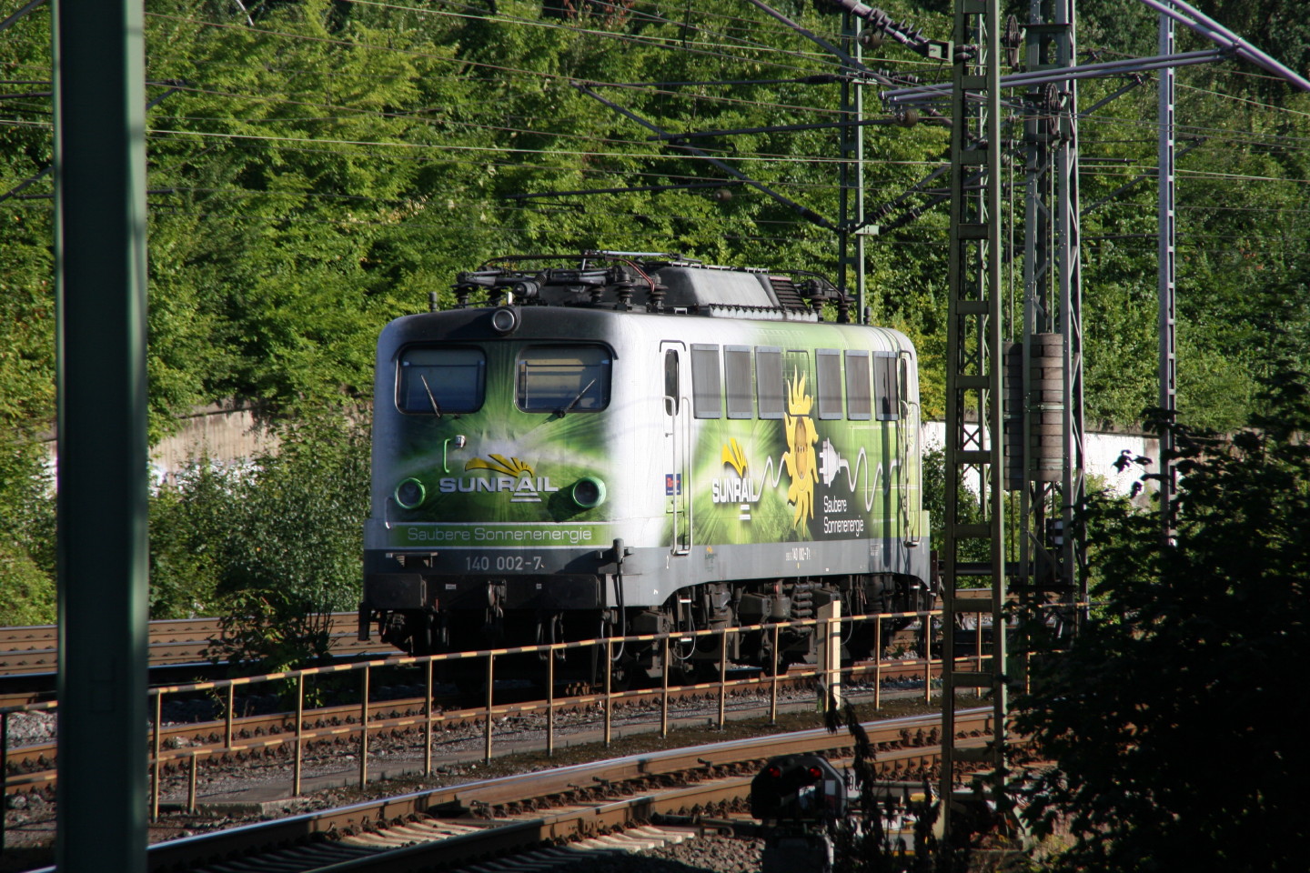 Lok 140 002 steht in Hamburg-Harburg 1