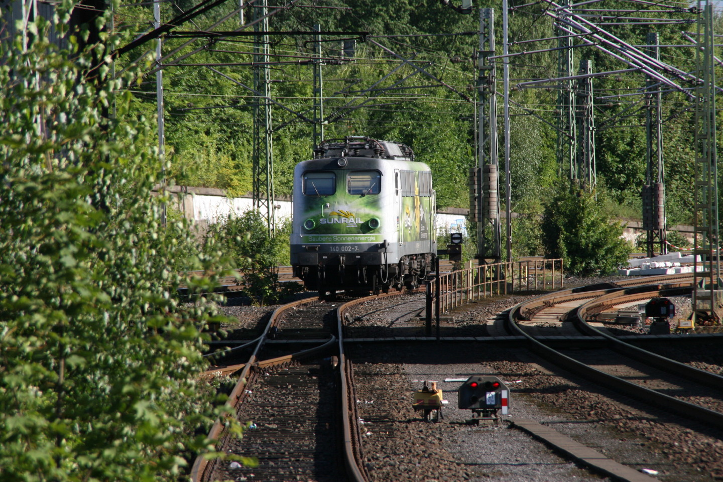 Lok 140 002 steht in Hamburg-Harburg 2