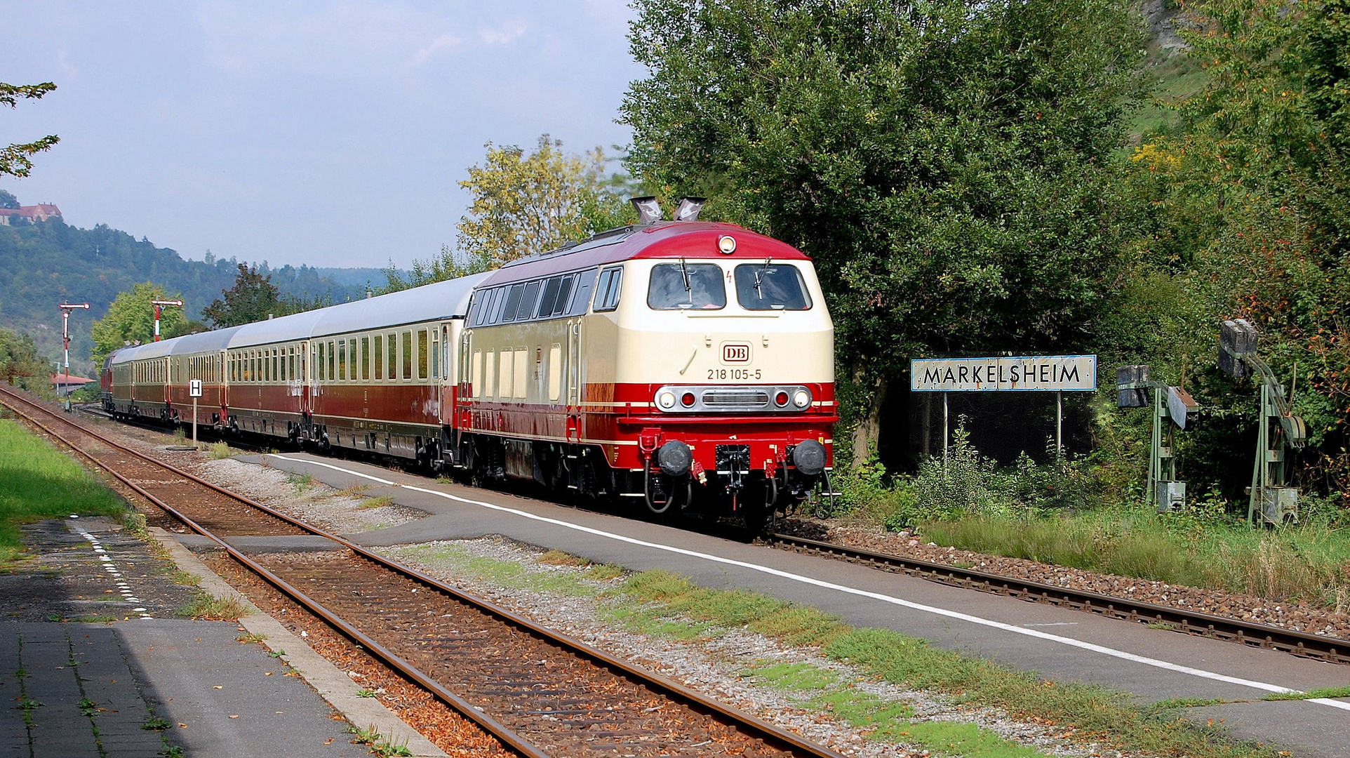 Lok 218 105 als Sonderzug in IC Farben im Bf Markelsheim 18.9.2010