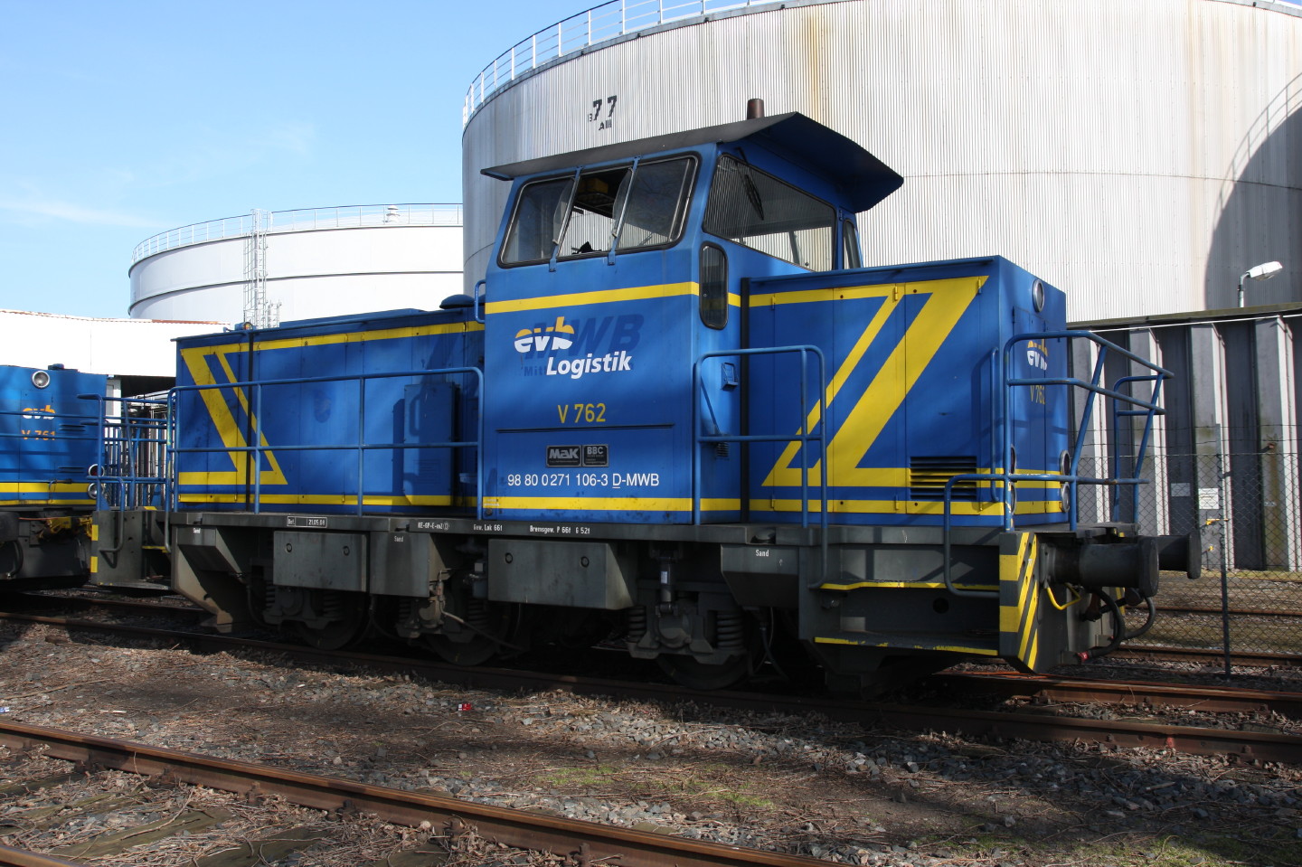 Lok 271 106 steht im Hamburger Petroleumhafen