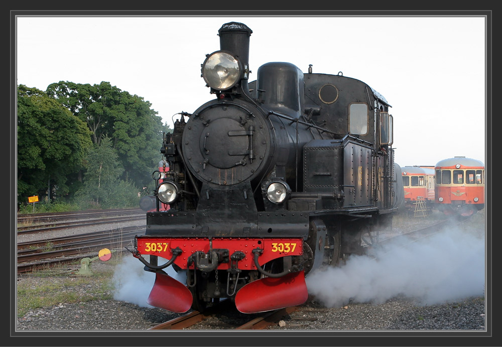 Lok 3037 im Bahnhof Västervik (Småland/Schweden)