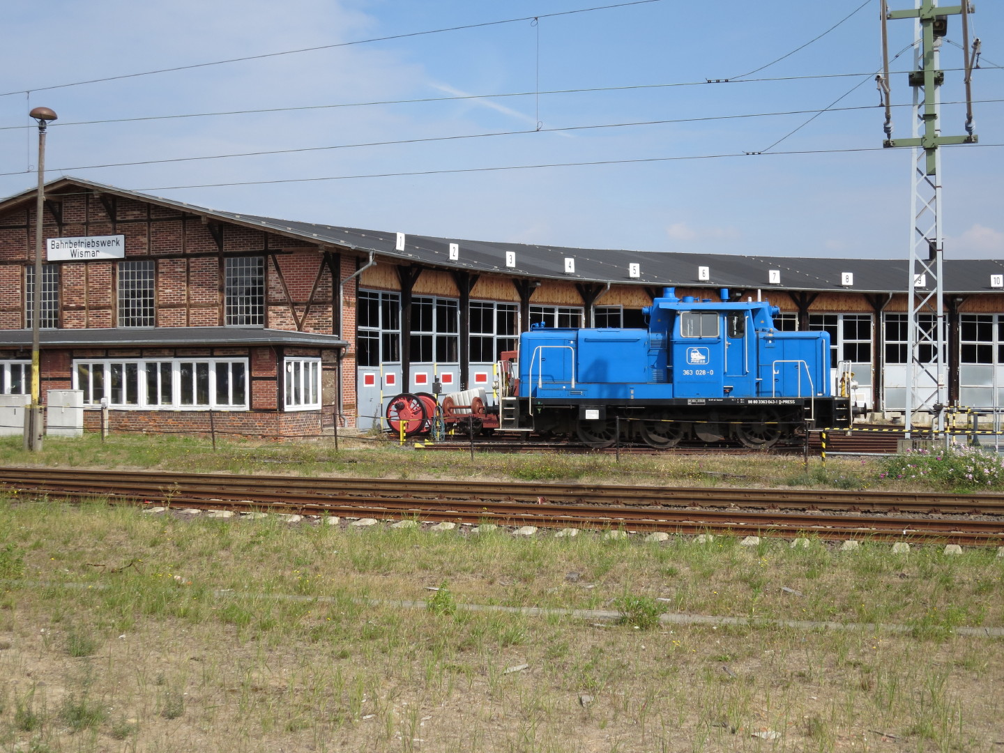 Lok 363 028 steht in Wismar