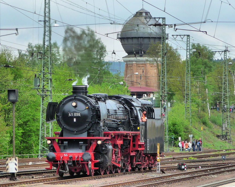 Lok 41 096 vor dem Wasserturm in Bebra