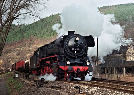 Lok 44 1093 in Uhlstädt am 30. Januar 1994